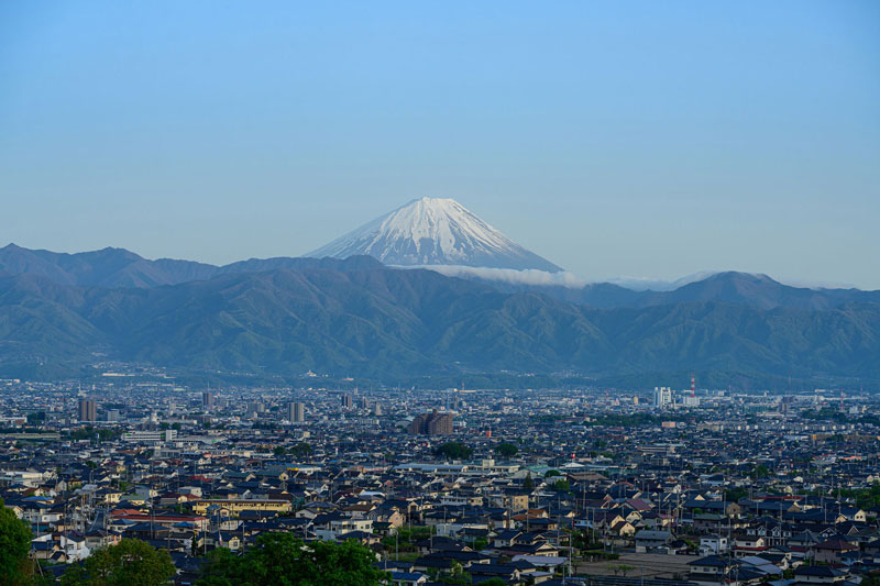 富士山が見える甲府市街の風景