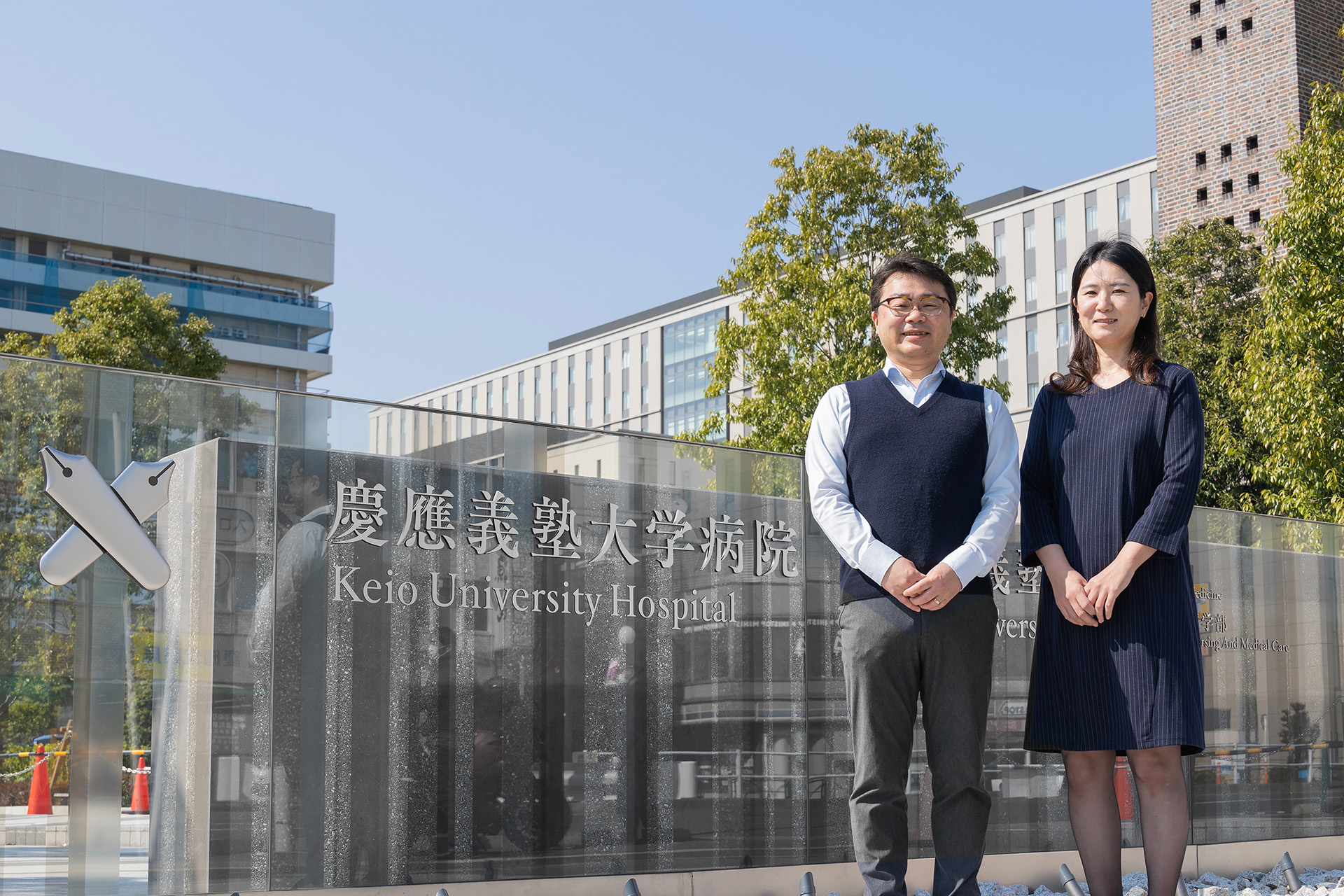慶應義塾大学病院前の小林さんと松田さんの写真