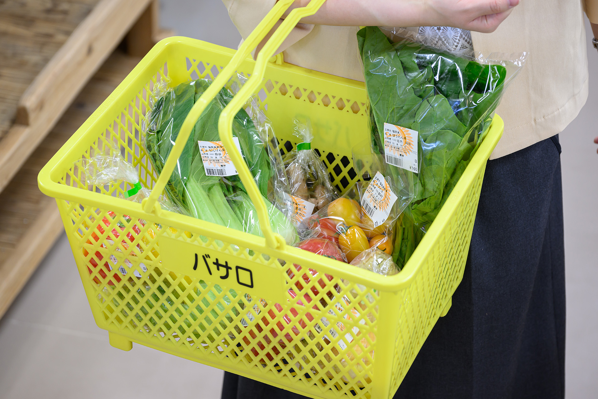 道の駅 原鶴 ファームステーション バサロの買い物かごに野菜が入っている写真