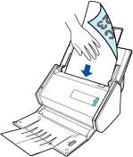 Segurando o documento com a mão