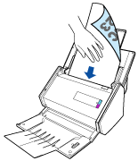 Festhalten des Dokuments mit der Hand